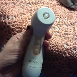 Face cleanser without head